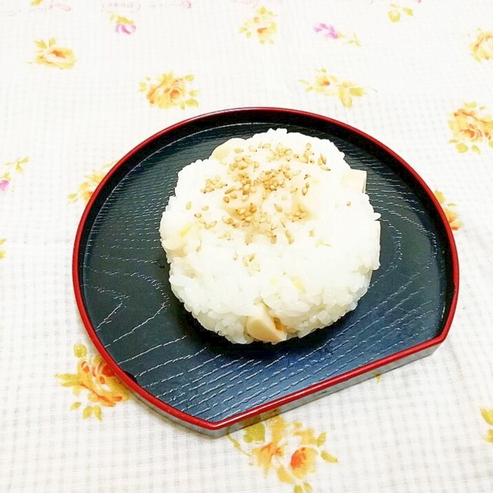 胡麻風味♪チーズかまぼこのまんまるおにぎり